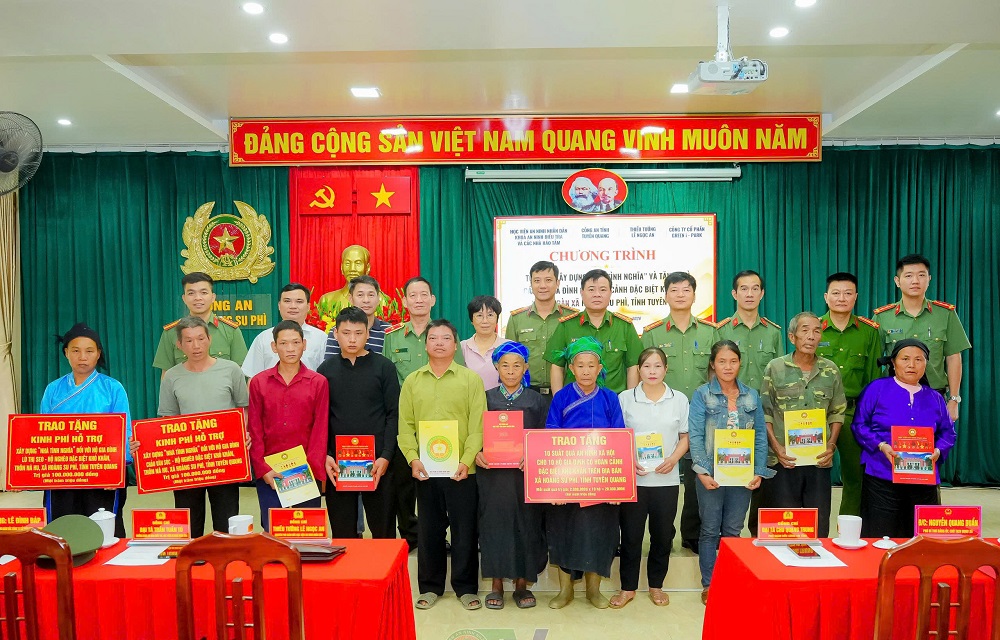 Học viện An ninh nhân dân trao tặng 240 triệu hỗ trợ xoá nhà tạm tại xã Hoàng Su Phì, tỉnh Tuyên Quang