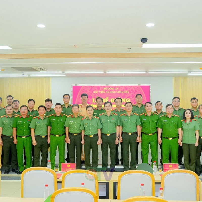 Bế giảng lớp bồi dưỡng kiến thức quốc phòng và an ninh đối tượng 2 trong Công an nhân dân năm 2026