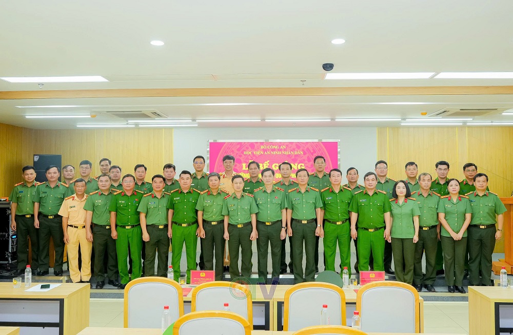 Bế giảng lớp bồi dưỡng kiến thức quốc phòng và an ninh đối tượng 2 trong Công an nhân dân năm 2026