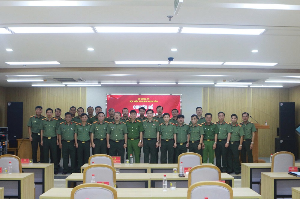 PGS.TS, Trung tướng Trịnh Ngọc Quyên, Giám đốc Học viện An ninh nhân dân giảng dạy chuyên đề tại lớp Bồi dưỡng cập nhật kiến thức mới, kiến thức nâng cao cho phó cục trưởng, phó giám đốc và tương đương năm 2026