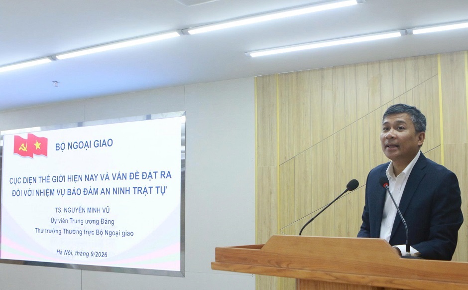 Đồng chí Nguyễn Minh Vũ, Thứ trưởng Thường trực Bộ Ngoại giao báo cáo chuyên đề tại lớp Bồi dưỡng cập nhật kiến thức mới, kiến thức nâng cao cho phó cục trưởng, phó giám đốc và tương đương năm 2026