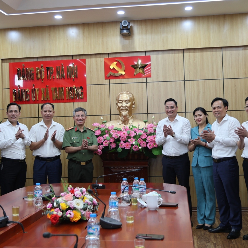 Học viện An ninh Nhân dân trao tặng Đảng ủy xã Tam Hưng tượng ảnh Chủ tịch Hồ Chí Minh