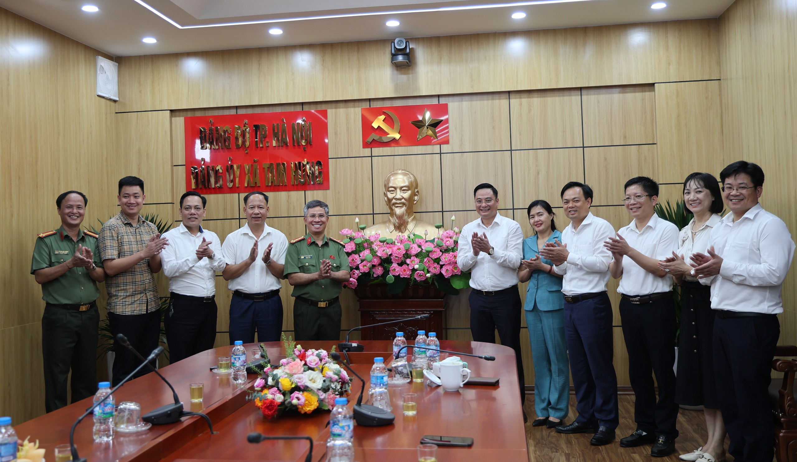 Học viện An ninh Nhân dân trao tặng Đảng ủy xã Tam Hưng tượng ảnh Chủ tịch Hồ Chí Minh