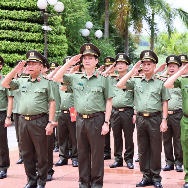 Chương trình Về nguồn và gắn biển công trình hỗ trợ xóa nhà tạm tại tỉnh Tuyên Quang
