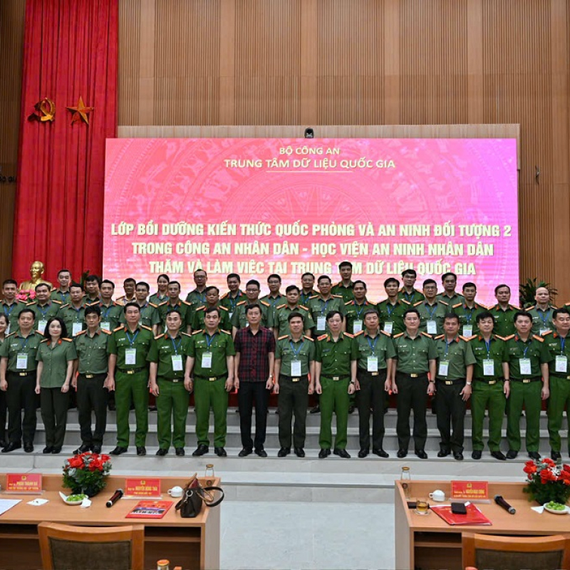 Học viên lớp Bồi dưỡng kiến thức quốc phòng và an ninh đối tượng 2 trong Công an nhân dân tham quan thực tế tại Trung tâm Dữ liệu Quốc gia