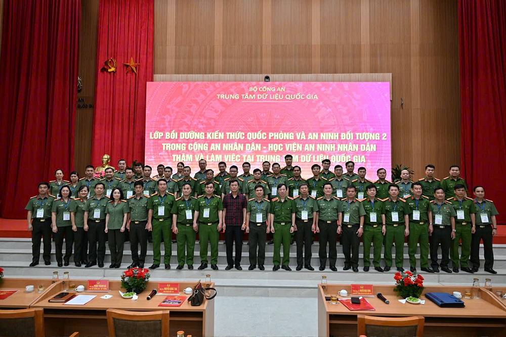 Học viên lớp Bồi dưỡng kiến thức quốc phòng và an ninh đối tượng 2 trong Công an nhân dân tham quan thực tế tại Trung tâm Dữ liệu Quốc gia