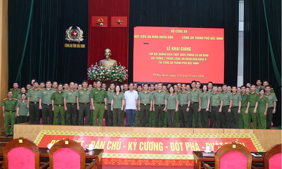 Khai giảng lớp Bồi dưỡng kiến thức quốc phòng và an ninh đối tượng 3 khoá 9 mởi tại Công an tỉnh Bắc Ninh