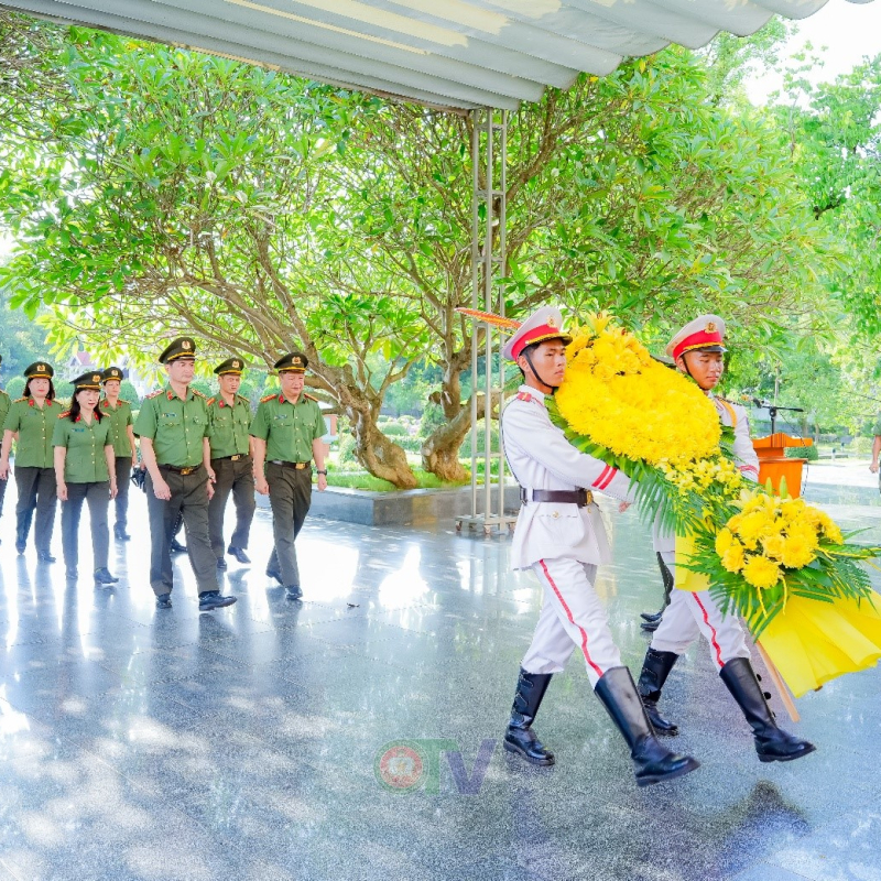 Học viện An ninh nhân dân thăm hỏi, tặng quà nhân dịp kỷ niệm 79 năm Ngày thương binh, liệt sĩ