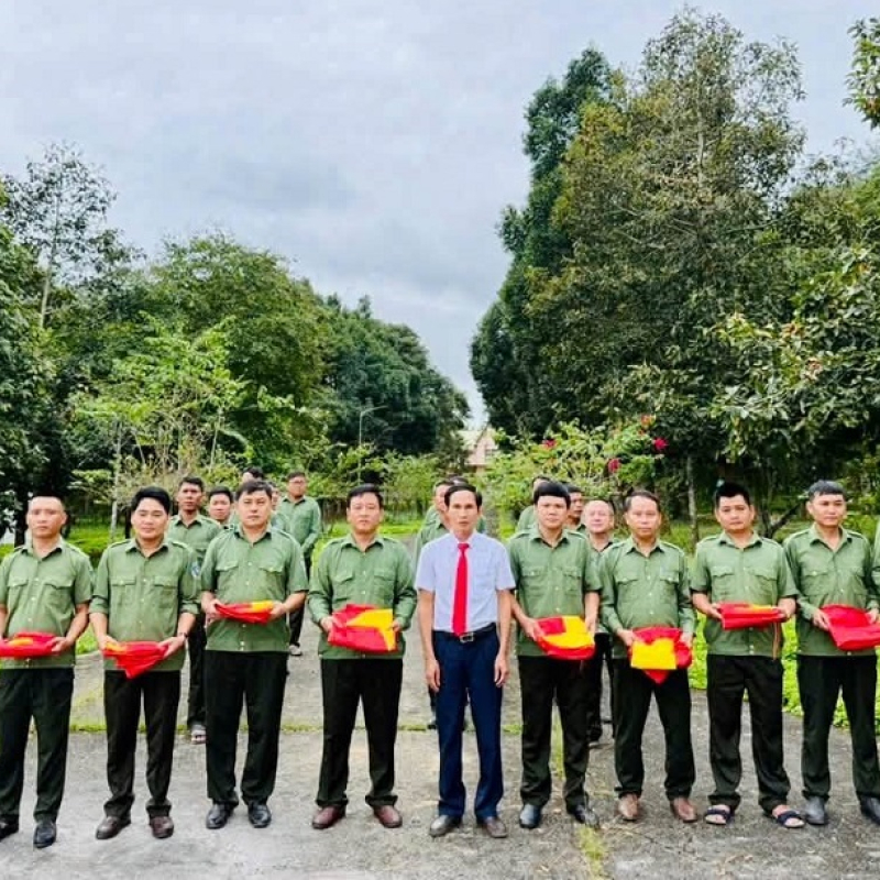 Khoa An ninh nội địa trao tặng Cột cờ Tổ quốc tại Vườn quốc gia Chư Mom, tỉnh Quảng Ngãi