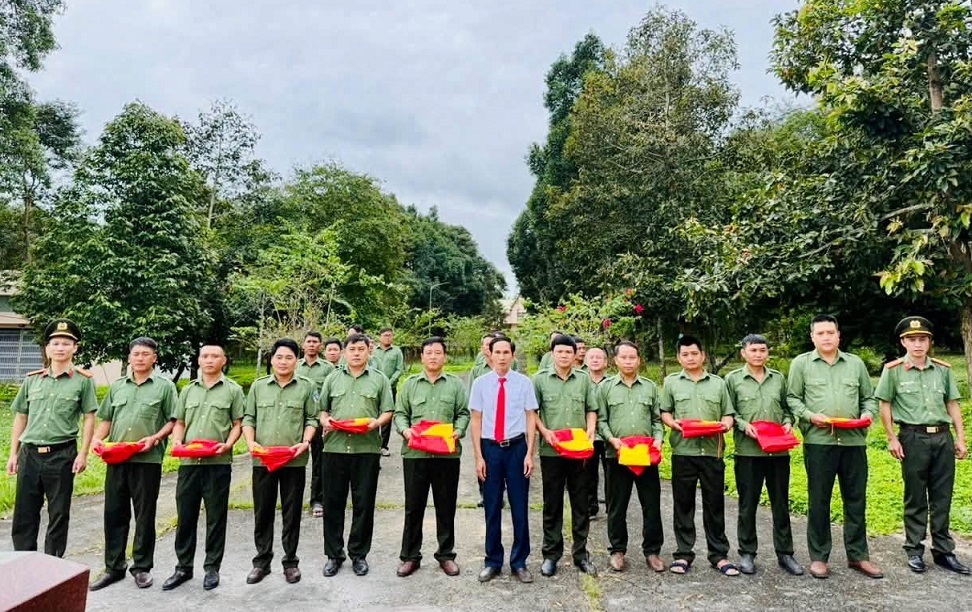 Khoa An ninh nội địa trao tặng Cột cờ Tổ quốc tại Vườn quốc gia Chư Mom, tỉnh Quảng Ngãi