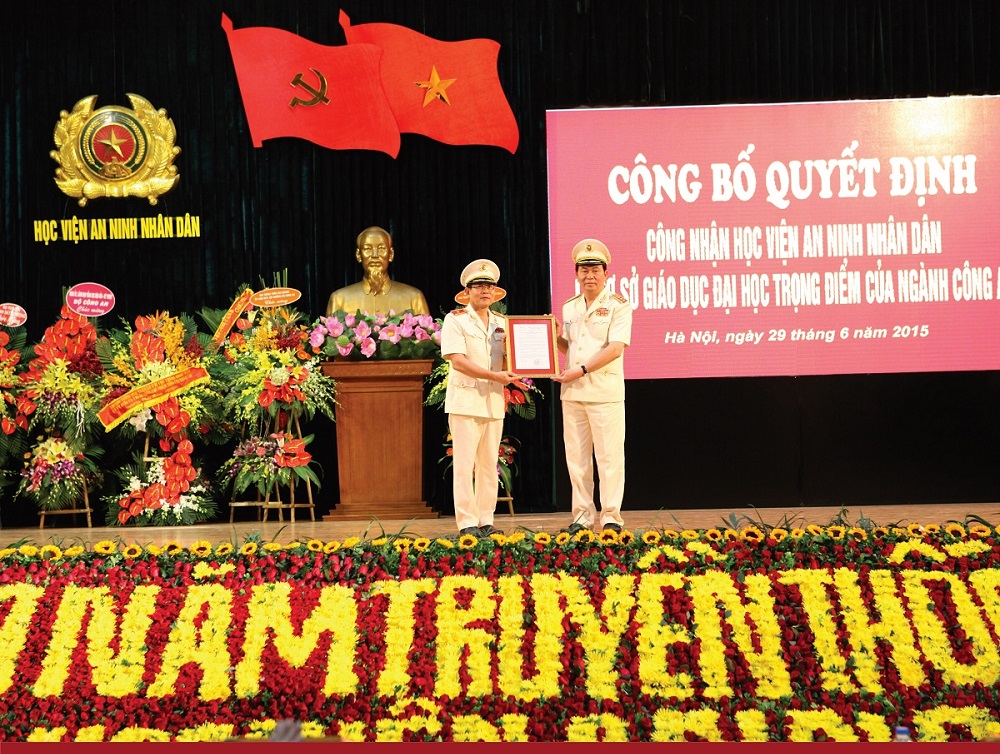 Đại tướng Trần Đại Quang - Uỷ viên Bộ Chính trị, Bộ trưởng BCA trao Quyết định công nhận Học viện ANND là cơ sở giáo dục trọng điểm của Ngành 