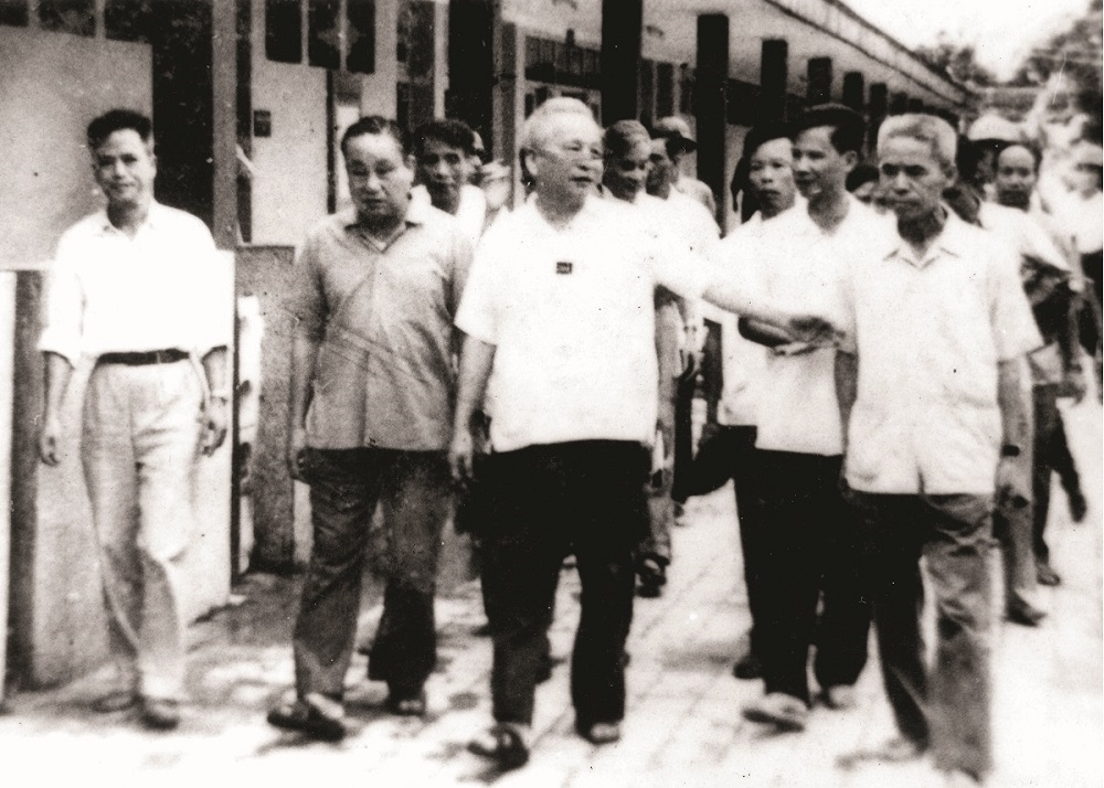 Đồng chí Trần Quốc Hoàn, Ủy viên Bộ chính trị, Bộ trưởng Bộ Nội vụ đến thăm Trường Sỹ quan An ninh, năm 1978