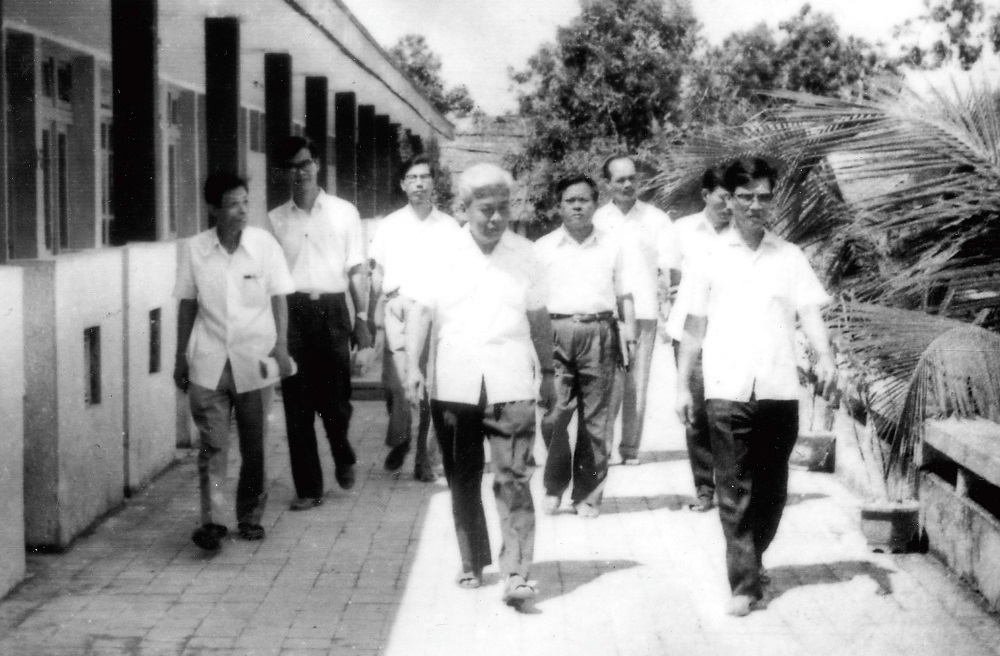 Đồng chí Phạm Hùng- Ủy viên Bộ Chính trị, Phó Chủ tịch Hội đồng Bộ trưởng, Bộ trưởng Bộ Nội vụ thăm Trường Sỹ quan An ninh, năm 1980