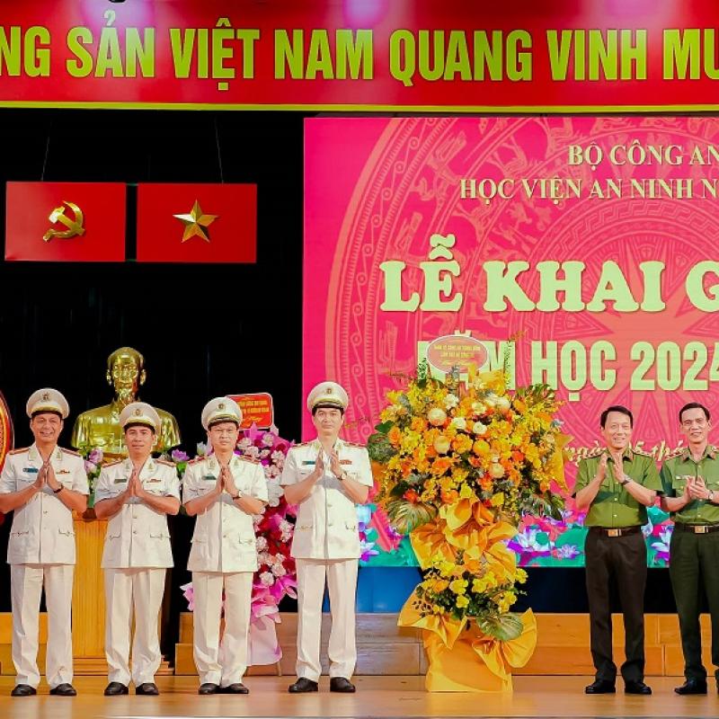 Đồng chí Thượng tướng Lương Tam Quang,  Ủy viên Bộ Chính trị, Bộ trưởng Bộ Công an đến dự và  tặng hoa chúc mừng Học viện An ninh nhân tại Lễ Khai giảng năm học 2024 - 2025