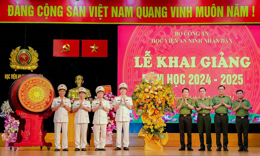 Đồng chí Thượng tướng Lương Tam Quang, Ủy viên Bộ Chính trị, Bộ trưởng Bộ Công an đến dự và tặng hoa chúc mừng Học viện An ninh nhân tại Lễ Khai giảng năm học 2024 - 2025