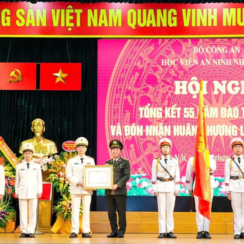 Đồng chí Thượng tướng Trần Quốc Tỏ -  Ủy viên Ban Chấp hành Trung ương Đảng, Thứ trưởng Bộ Công an trao tặng Huân chương Lao động hạng Ba cho Học viện An ninh nhân dân, năm 2024