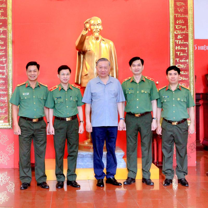RỰC RỠ TRANG SỬ VÀNG