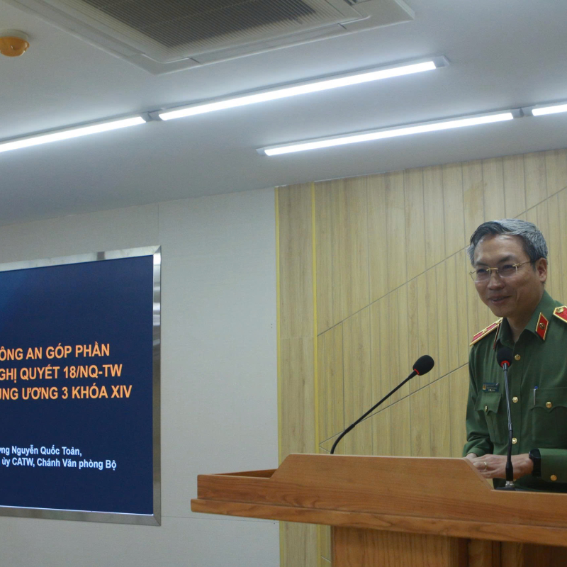 Thiếu tướng Nguyễn Quốc Toản, Chánh Văn phòng Bộ Công an báo cáo chuyên đề tại lớp Bồi dưỡng cập nhật kiến thức mới, kiến thức nâng cao cho phó cục trưởng, phó giám đốc và tương đương năm 2026