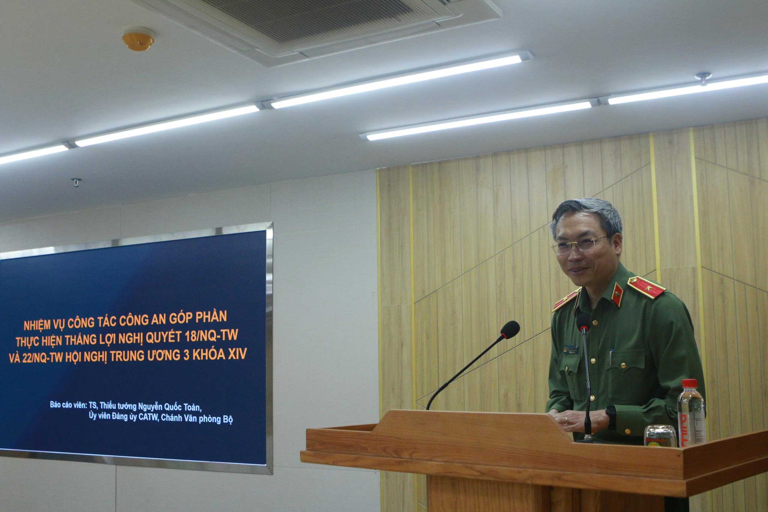 Thiếu tướng Nguyễn Quốc Toản, Chánh Văn phòng Bộ Công an báo cáo chuyên đề tại lớp Bồi dưỡng cập nhật kiến thức mới, kiến thức nâng cao cho phó cục trưởng, phó giám đốc và tương đương năm 2026