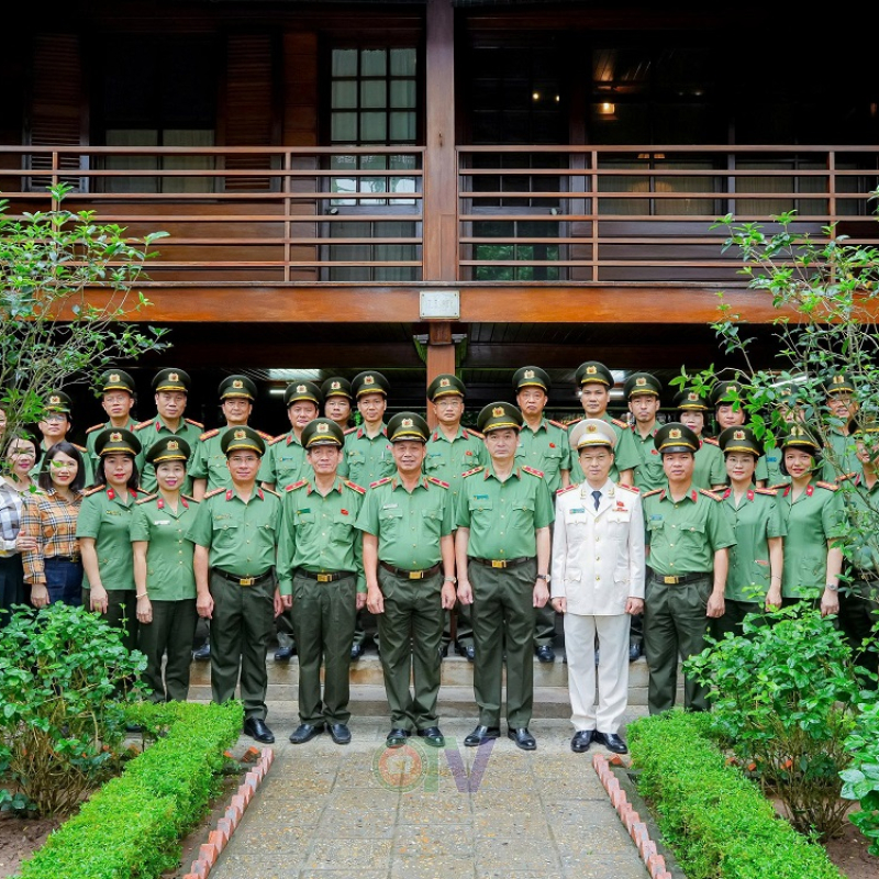 Học viện An ninh nhân dân báo công tại Khu di tích Chủ tịch Hồ Chí Minh