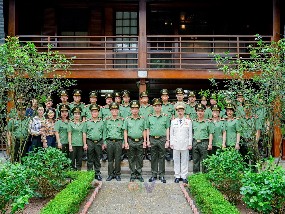 Học viện An ninh nhân dân báo công tại Khu di tích Chủ tịch Hồ Chí Minh