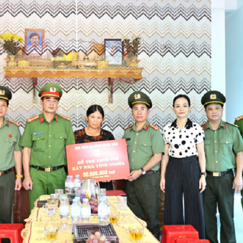 Khoa Lý luận chính trị & Khoa học xã hội nhân văn hỗ trợ xây dựng nhà ở cho gia đình liệt sĩ tại tỉnh Hà Tĩnh
