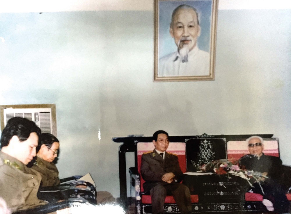 Đồng chí Phạm Văn Đồng, nguyên Chủ tịch Hội đồng Bộ trưởng làm việc với Ban Giám hiệu Trường Đại học An ninh nhân dân, năm 1995
