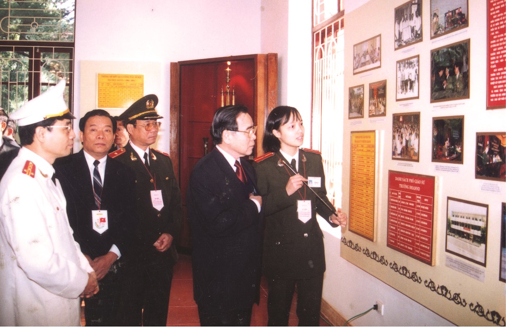 Đồng chí Phan Văn Khải, Thủ tướng Chính phủ đến thăm và dự Lễ kỷ niệm 55 năm Ngày truyền thống Học viện, năm 2001