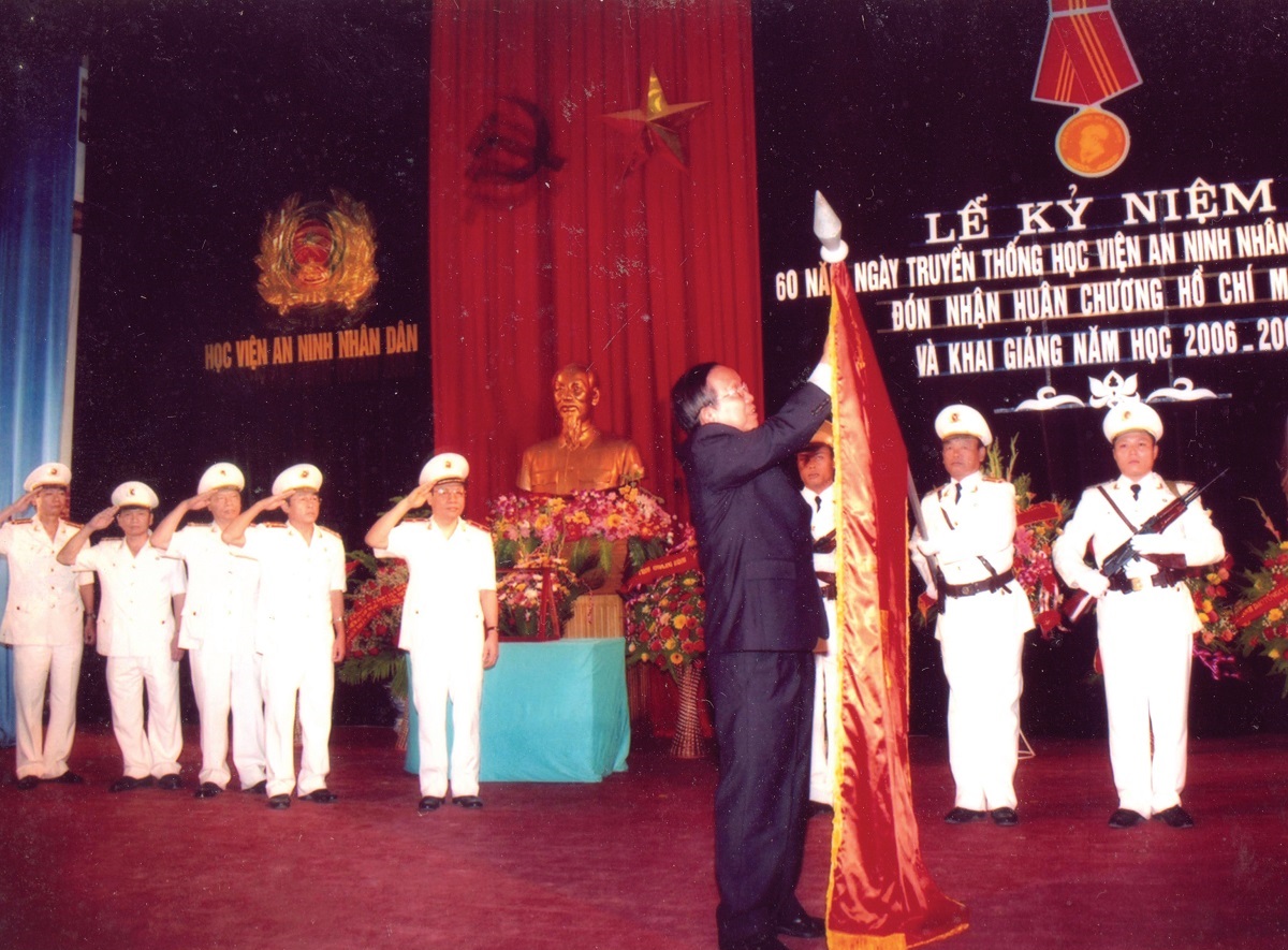 Đồng chí Trương Vĩnh Trọng - Phó Thủ tướng Chính phủ đến dự và gắn Huân chương Hồ Chí Minh lên lá cờ truyền thống của Học viện tại Lễ kỷ niệm 60 năm Ngày truyền thống, năm 2006
