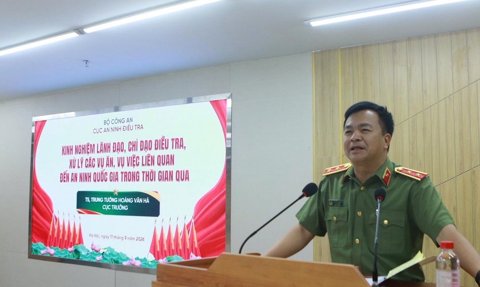Trung tướng Hoàng Văn Hà báo cáo chuyên đề tại lớp Bồi dưỡng cập nhật kiến thức mới, kiến thức nâng cao cho phó cục trưởng, phó giám đốc và tương đương năm 2026