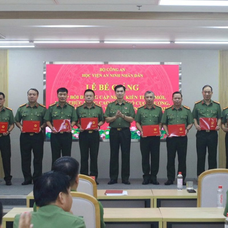 Bế giảng lớp Bồi dưỡng cập nhật kiến thức mới, kiến thức nâng cao cho  phó cục trưởng, phó giám đốc và tương đương trong CAND năm 2026