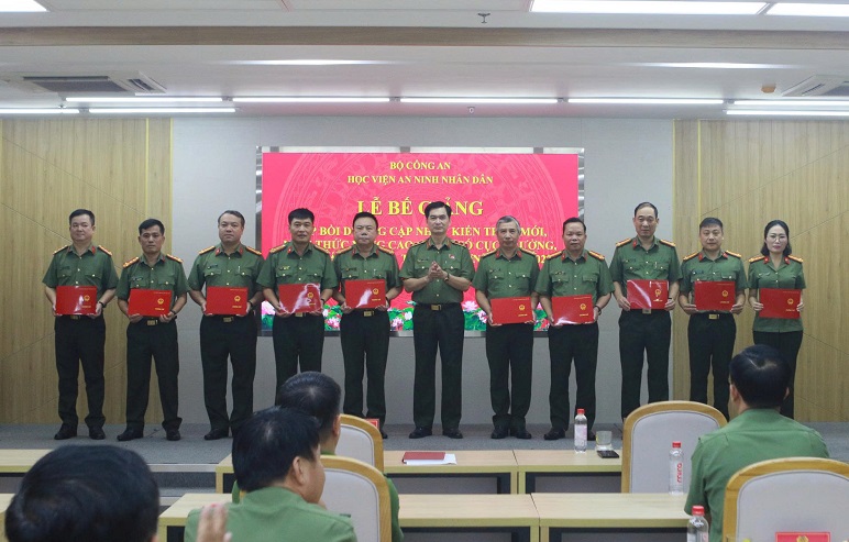 Bế giảng lớp Bồi dưỡng cập nhật kiến thức mới, kiến thức nâng cao cho  phó cục trưởng, phó giám đốc và tương đương trong CAND năm 2026