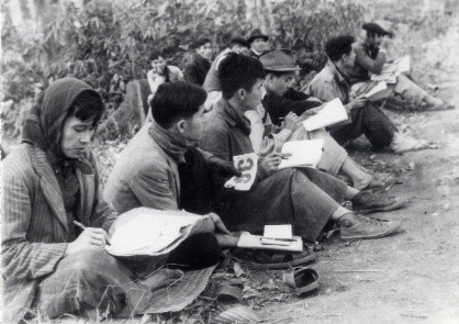 Học viên Lớp Công an Trung cấp khoá Tổng phản công trong giờ học thảo luận, năm 1950.