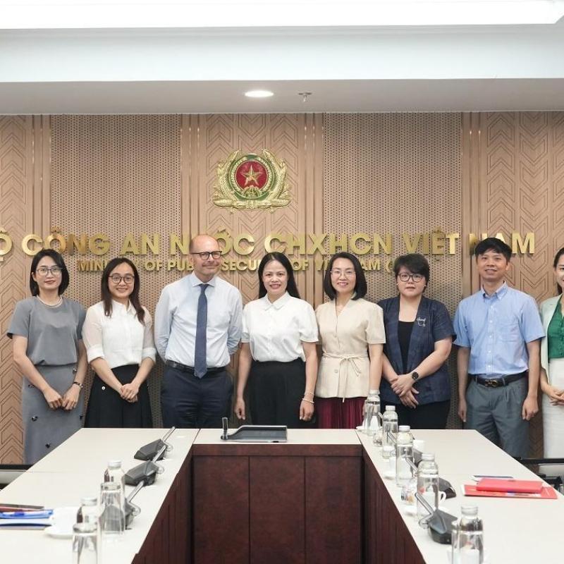 The People's Security Academy works with the Regional English Language Office (RELO) of the U.S. Embassy in Vietnam