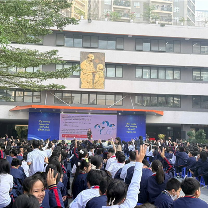 Tuyên truyền pháp luật thực hiện Chiến dịch “Không một mình - Cùng nhau an toàn trực tuyến” cho học sinh Trường THCS Trần Duy Hưng