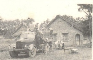 Học viên khoá D4 chuyển quân tư trang từ nơi sơ tán về Trường, năm 1973
