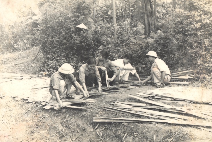 Học viên khoá D4 - Đào tạo sỹ quan tham gia xây dựng nhà ở, năm 1972