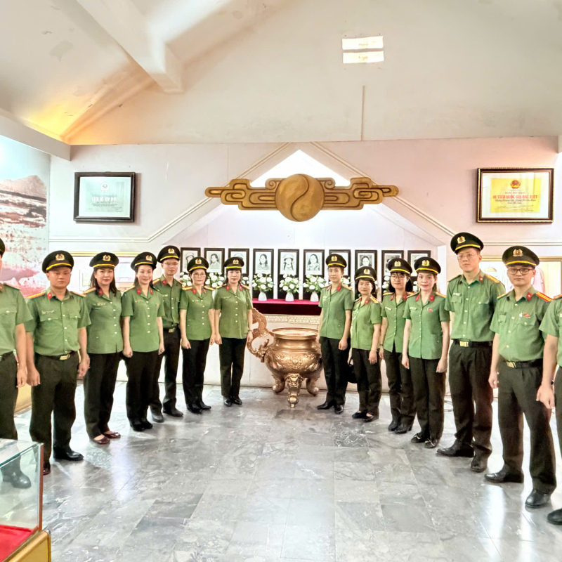 Phòng Bảo đảm chất lượng đào tạo - Học viên An ninh nhân dân tổ chức dâng hương, dâng hoa tại khu di tích lịch sử Ngã ba Đồng Lộc